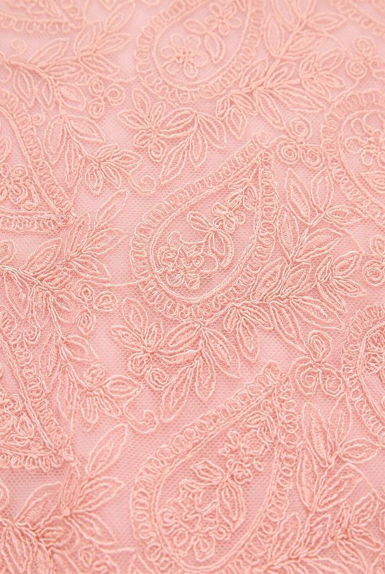 Gedetailleerde close-up van perzikkleurige kanten stof met paisley-patroon.