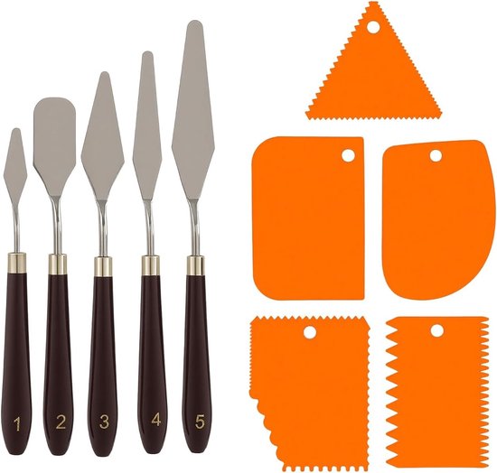 Set van 5 genummerde paletmessen en 6 oranje plastic schrapers in verschillende vormen.