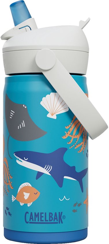 Camelbak drinkfles met een blauwe print van zeedieren zoals een haai, rog, vis en inktvis. Met witte dop en blauw rietje.