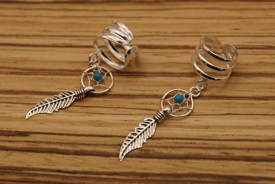 Zilveren oorclips met spiraal, dromenvangerbedel met blauwe kraal en veer aan een ketting.