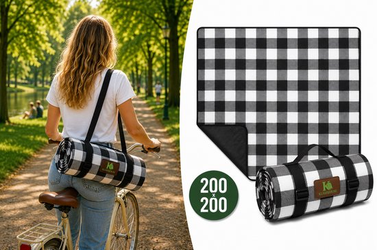 Femme aux cheveux blonds bouclés porte une couverture de pique-nique enroulée à carreaux noirs et blancs à vélo.