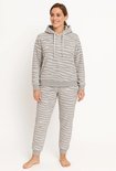Grijze fleece loungewear set met zebraprint, gedragen door een vrouw.