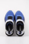 Bovenkant van blauwe Skechers sneakers met klittenbandsluiting en zwarte veters.