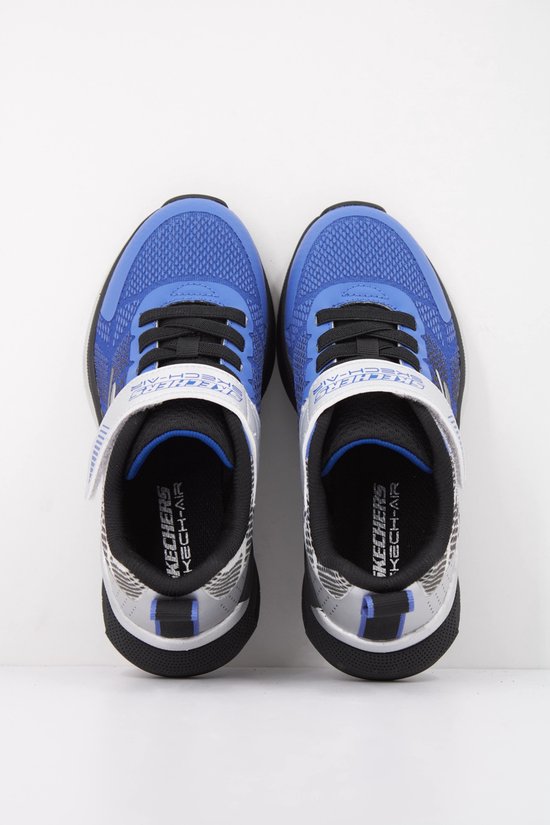Bovenkant van blauwe Skechers sneakers met klittenbandsluiting en zwarte veters.