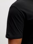 Close-up van de mouw van een zwart T-shirt.