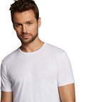 Man met kort bruin haar in een wit T-shirt met ronde hals.