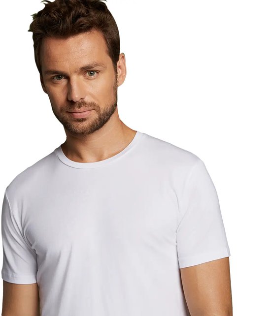 Man met kort bruin haar in een wit T-shirt met ronde hals.