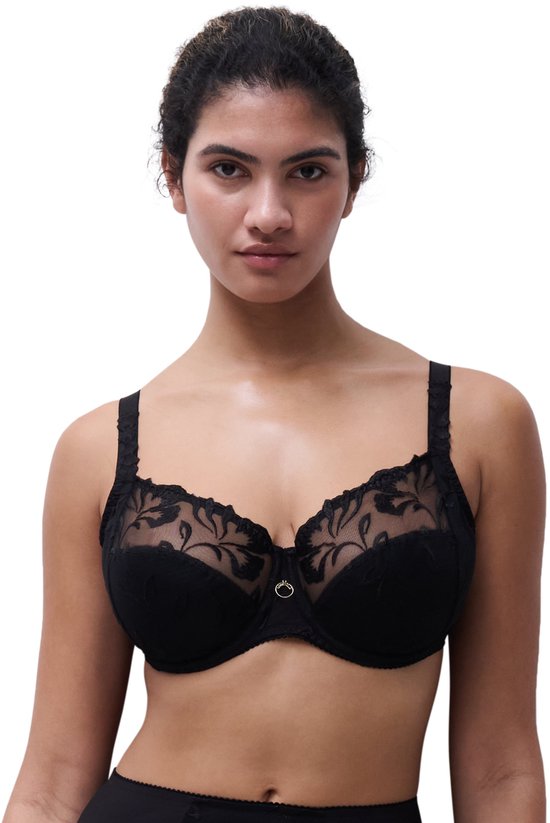 Zwarte beugel BH met geborduurde bloemen op de cups. Model draagt de BH.