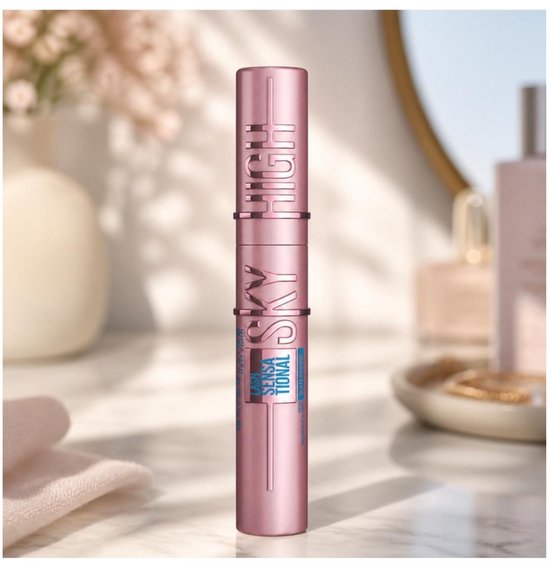 Roze mascara koker met de tekst 'SKY HIGH LASH SENSATIONAL'.