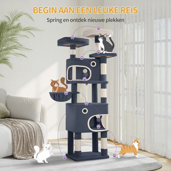 Grijze krabpaal met katten op de platforms, in de mand en in het haaiengat.