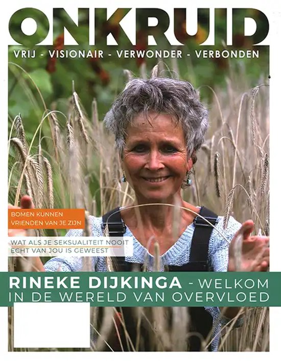 Een glimlachende vrouw met grijs haar staat in een veld met graan. Ze draagt een lichtblauwe trui en overall. De tekst 'ONKRUID' staat bovenaan.