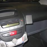 Zwarte dashboardhouder, type Angled mount, voor navigatieapparatuur in auto's.