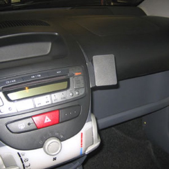 Zwarte dashboardhouder, type Angled mount, voor navigatieapparatuur in auto's.