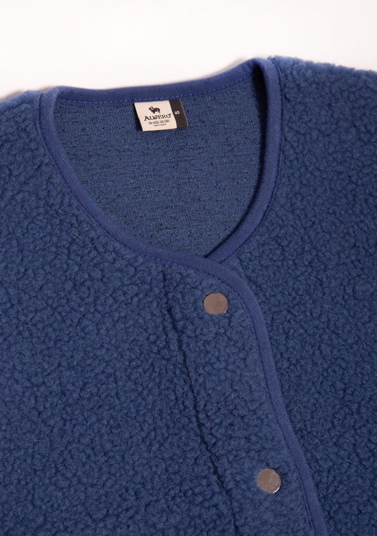 Donkerblauwe teddy bodywarmer van Alwero met drukknopen en een contrasterende bies.