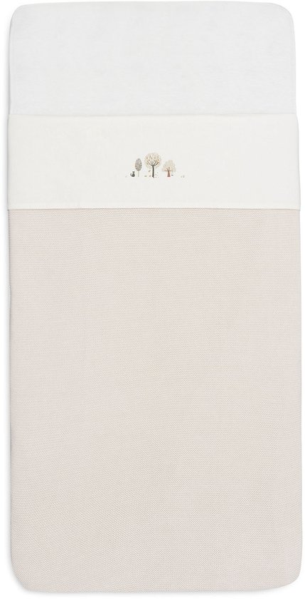 Wiegdekentje van Jollein met Tiny Park print. Bovenkant wit, middenband met kleine boompjes en dieren, onderkant crèmekleurig gebreid.