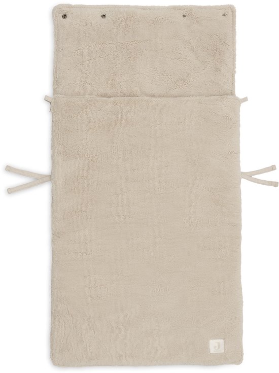 Zandkleurige voetenzak van Jollein, opengeklapt om de zachte fluffy stof te tonen. Met koordjes aan de zijkanten en een subtiel logo.