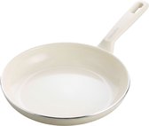 Crème koekenpan met een roomkleurige steel, geïsoleerd op een witte achtergrond.