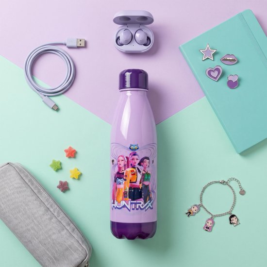 Lichtpaarse drinkfles met paarse dop, opdruk van K-pop figuren en 'HUNTRX'. Omringd door diverse accessoires.