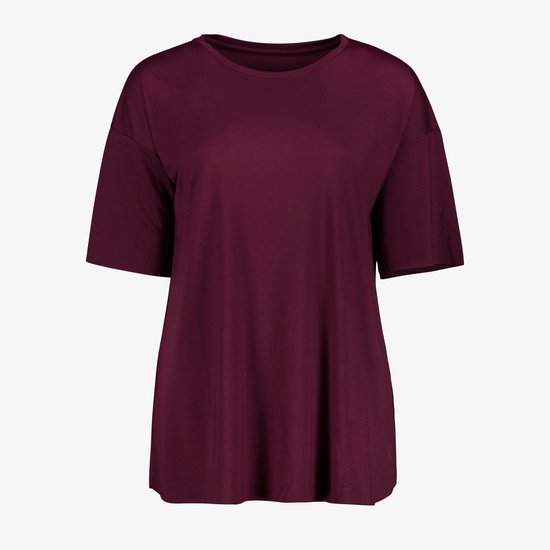 Bordeauxrode dames t-shirt met korte mouwen en ronde hals.