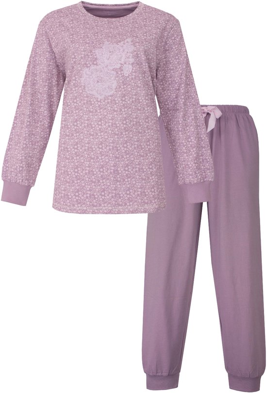 Lila pyjamaset met lange mouwen. De pyjamabroek heeft een ceintuur en het pyjamatopje heeft een bloemenprint en kanten applicatie.