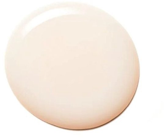 Een druppel romige, lichte beige shampoo op een witte achtergrond.