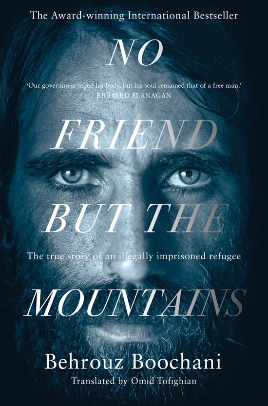 Boekomslag met een close-up van een man met intense ogen. Titel: NO FRIEND BUT THE MOUNTAINS.