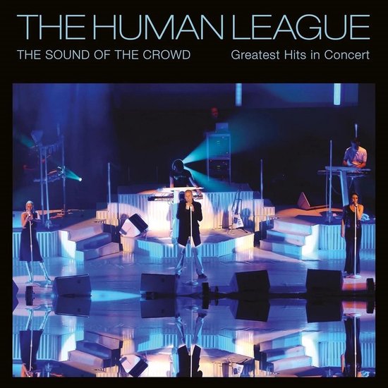 The Human League, The Sound of the Crowd, Greatest Hits in Concert live optreden met zangers en band op een podium met blauwe verlichting en reflecties.