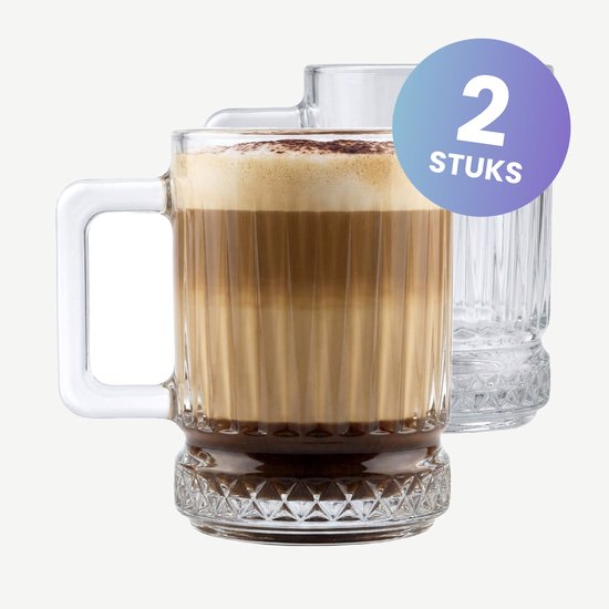 Set van 2 glazen koffiemokken met ribbelpatroon, handvat en gedetailleerde voet. Eén mok bevat koffie.