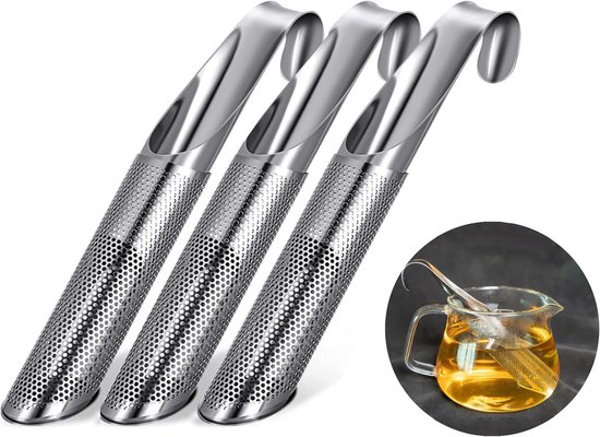 Drie roestvrijstalen thee-infusers met een gebogen haak, met een close-up van één infuser in een mok met thee.