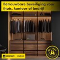 Een zwarte HOMESAFE kluis op een plank in een luxe, houten kledingkast. De kluis is 20+ jaar kluisservice.