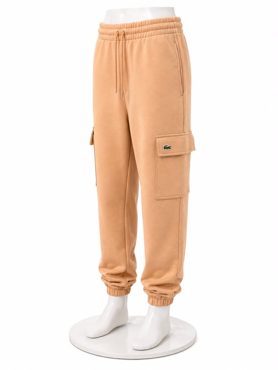 Bruine joggingbroek met cargo zakken en een groen Lacoste logo op de rechterzak.