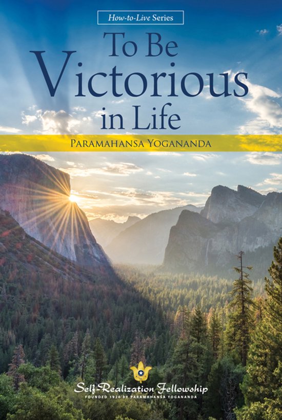 Boek "To Be Victorious in Life" door Paramahansa Yogananda, met zonsopgang over een berglandschap.