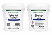 Twee witte emmers van 5 kg, een met 'Baking Soda Foodgrade' en de ander met 'Citroenzuur Foodgrade'.
