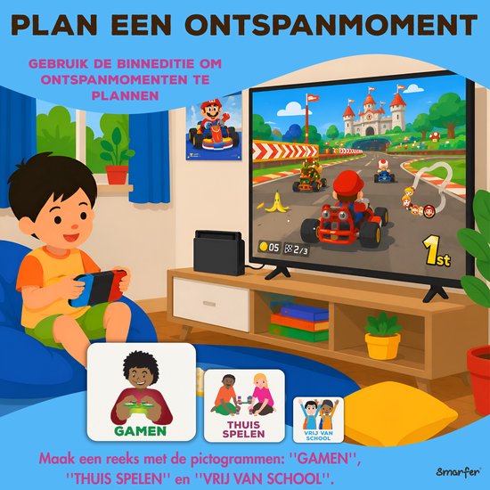 Jongen speelt videogame in woonkamer. TV toont racegame. Pictogrammen Gamen, Thuis spelen en Vrij van school.