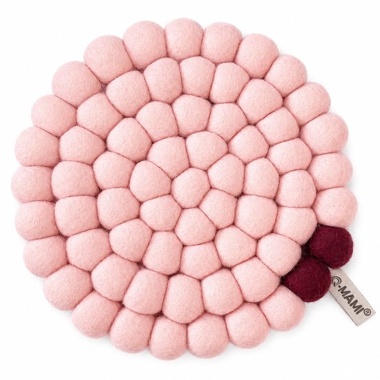 Ronde roze viltbolletjes-onderzetter met twee donkerrode bollen en een Q-MAMI label.