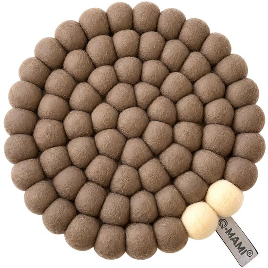 Ronde onderzetter van bruine vilten ballen met twee crème-witte ballen en een Q-MAMI label.