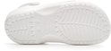 Witte Crocs Clog, onderaanzicht. Profielzool met 'Crocs' logo.