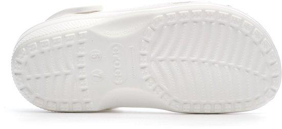 Witte Crocs Clog, onderaanzicht. Profielzool met 'Crocs' logo.