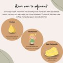 Illustratie van de stappen naar zindelijkheid: natte druppels, een blij meisje met een gloeiende lamp en een potje.