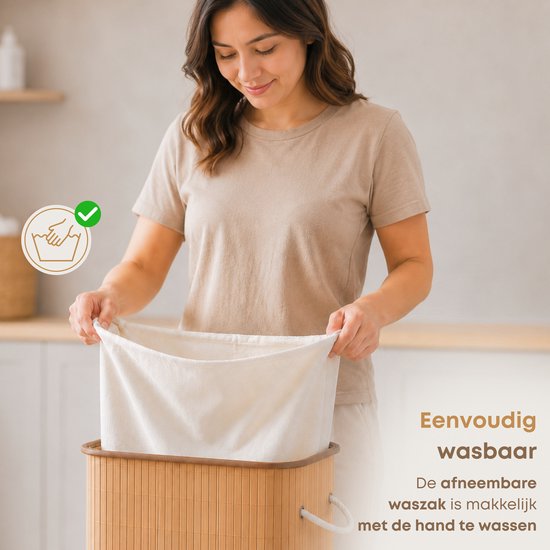 Vrouw die de uitneembare waszak uit een bamboe wasmand haalt.