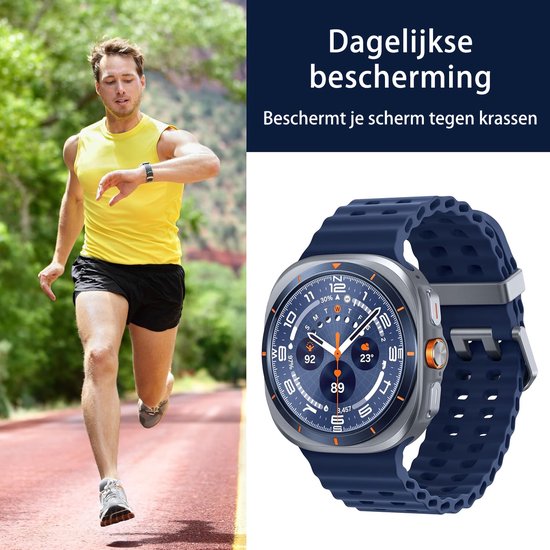 Man in geel shirt en zwarte shorts jogt op een pad, kijkt op zijn donkerblauwe smartwatch met zilveren rand en oranje accenten.
