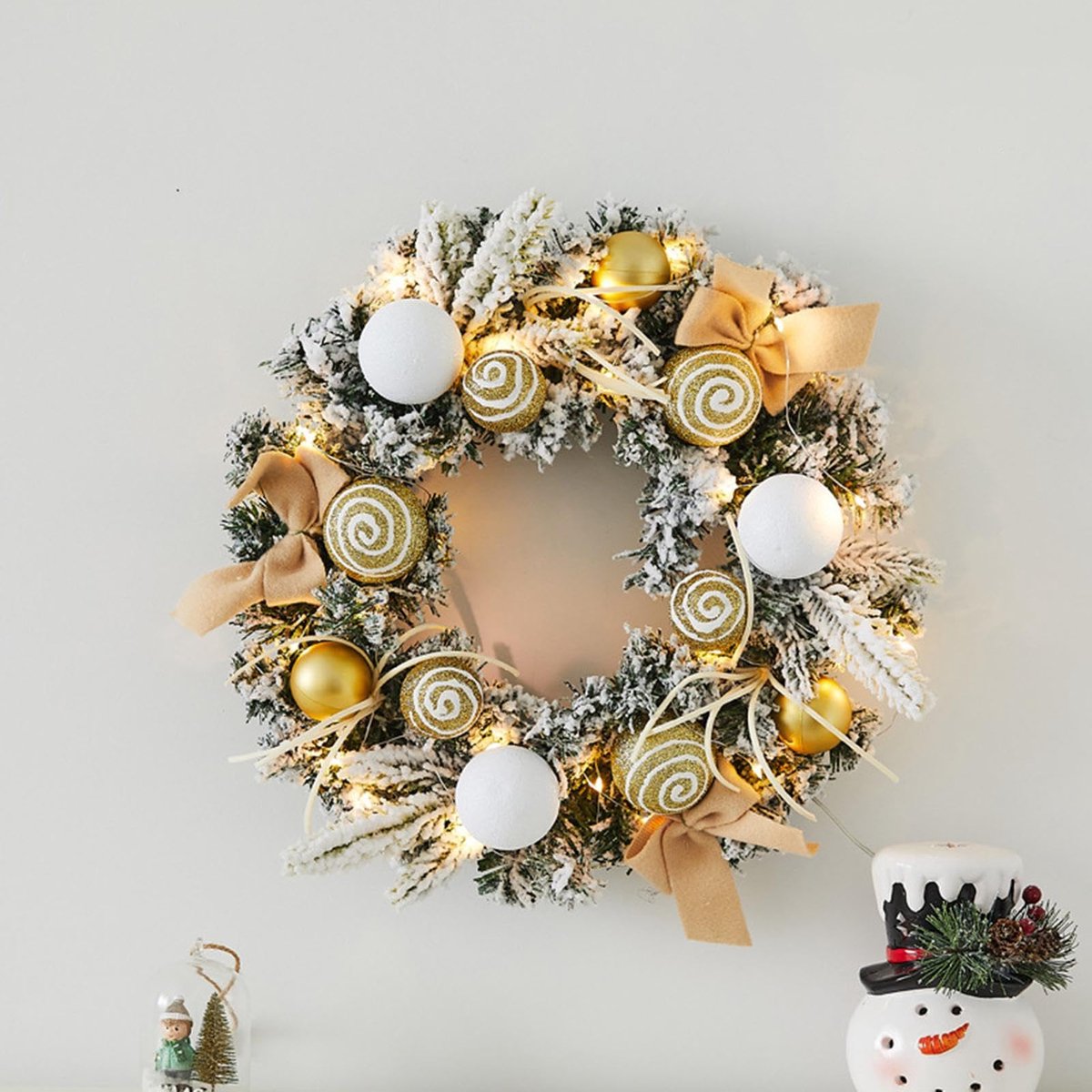 Kerstkrans met verlichting - 30 cm - Kunstmatige LED kerst krans met kerstballen - op batterijen - Kerst Deurkrans voor buiten, deur, Open Haard, Muur, Huisdecor - geel – foto 4