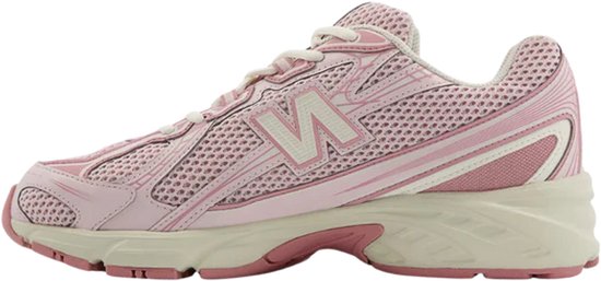 Roze New Balance sneaker met witte veters, beige zolen en crèmekleurige accenten.