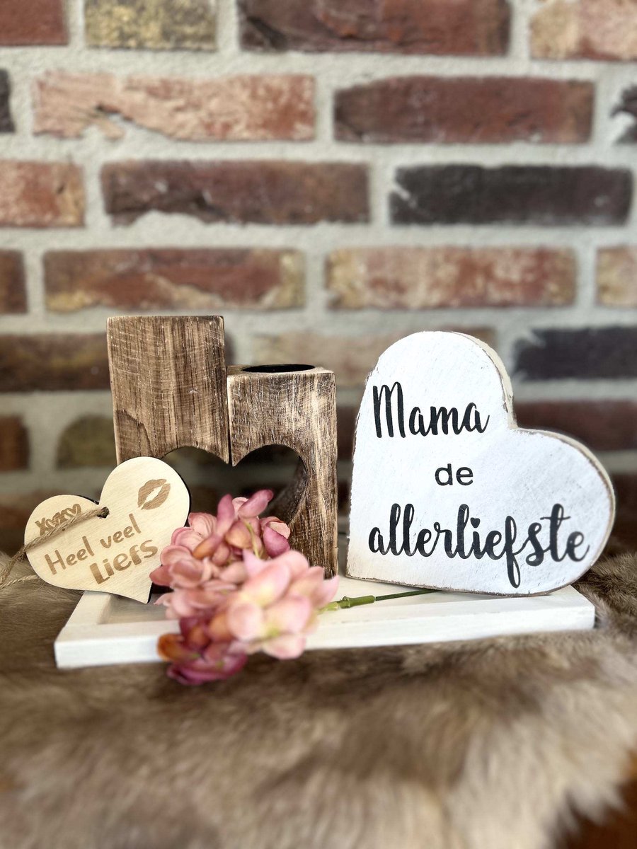 Creaties van hier – dienblaadje wit - hortensia bloem – waxinehouders in de vorm van een hart- teksthart mama wit - met houten hartje