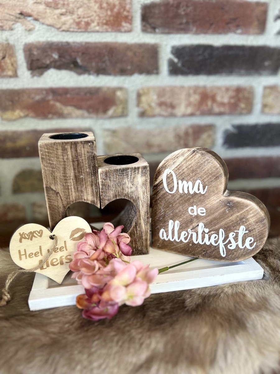Creaties van hier – dienblaadje wit - hortensia bloem – waxinehouders in de vorm van een hart- teksthart Oma naturel - met houten hartje