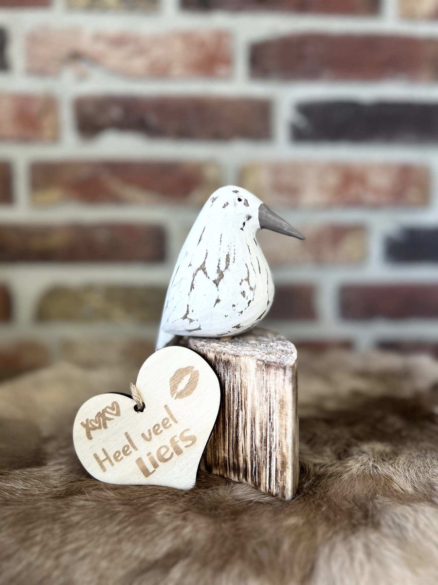 Creaties van hier – vogel op stam - 15x9 cm - naturel / wit - met houten hartje