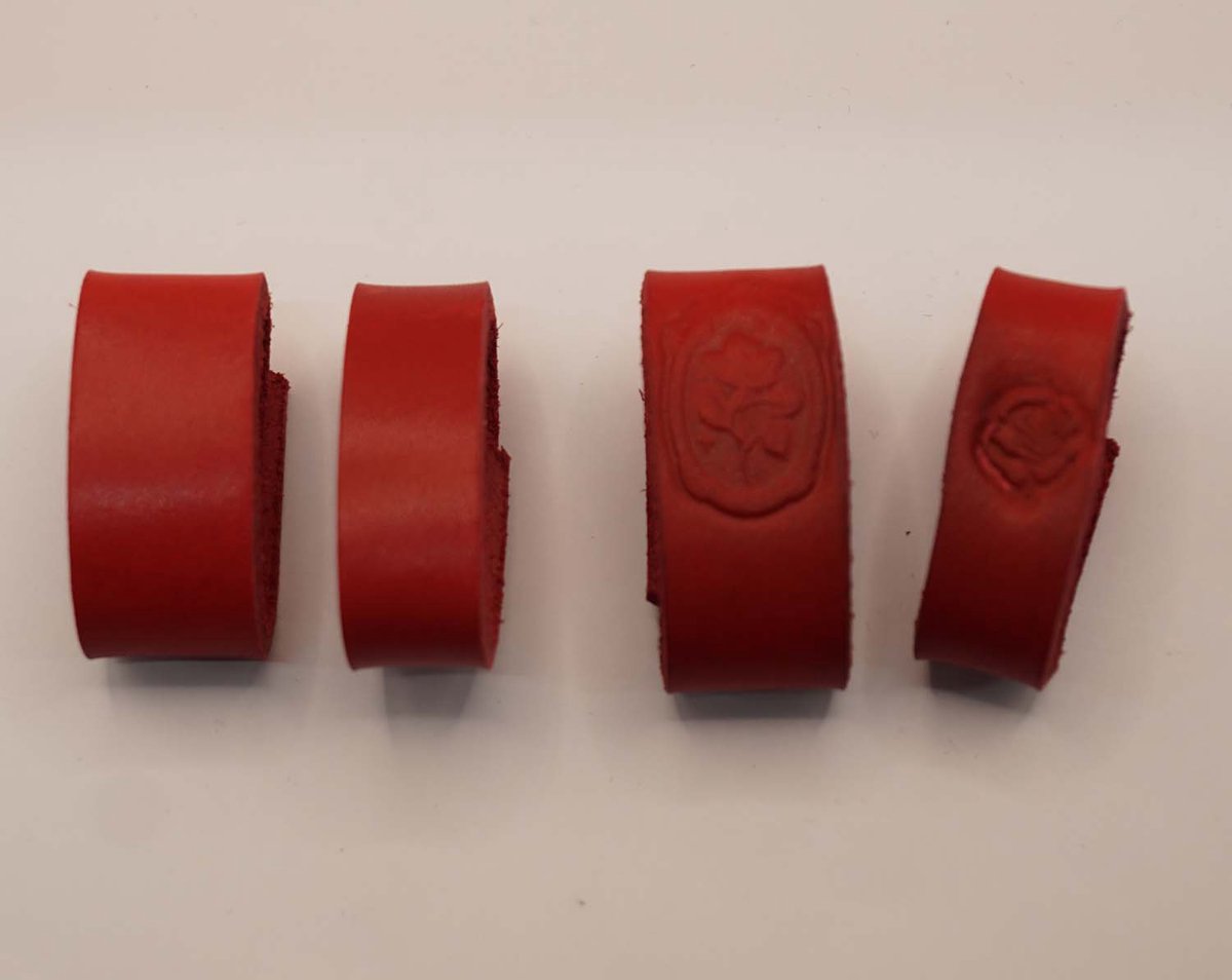 4 Lederen riem lusjes voor broekriem van 4 cm breed 2x uni rood, 2x rode rozen - riem lusjes rood - lusje voor aan rode riem - riem lusje vervangen omdat die verloren is - riem repareren met nieuw lusje - centuur lusje repareren - leer lusje