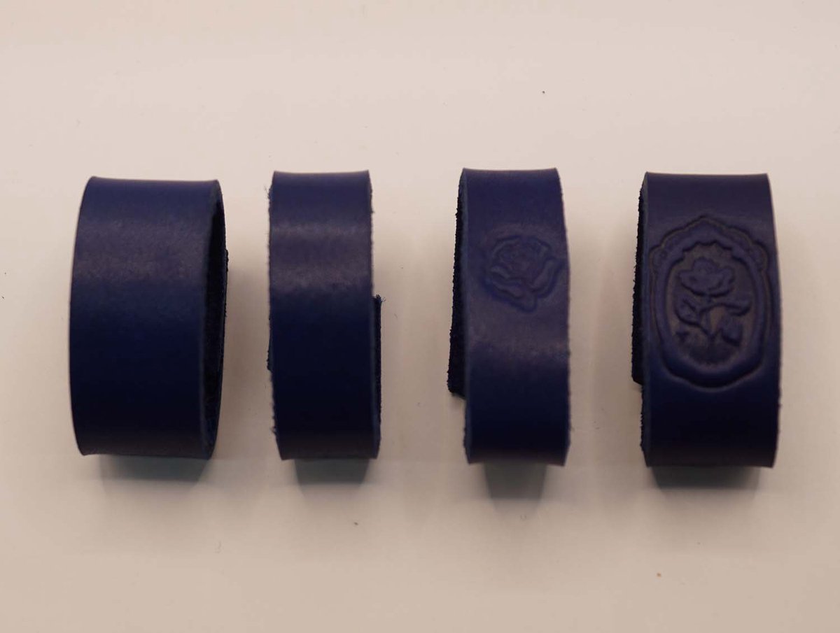 4 Lederen riem lusjes voor broekriem van 4 cm breed 2x uni kobalt, 2x kobalt rozen - riem lusjes kobalt - lusje voor aan kobalt riem - riem lusje vervangen omdat die verloren is - riem repareren met nieuw lusje - centuur lusje repareren - leer lusje