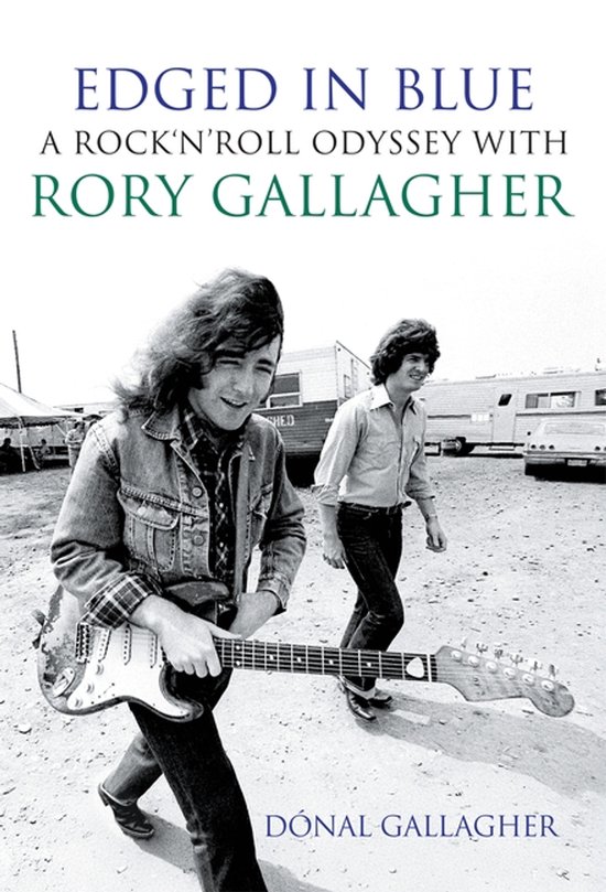 Boekomslag met "Edged In Blue" en "A Rock'n'Roll Odyssey With Rory Gallagher". Een foto van Rory Gallagher die gitaar speelt, met een andere man die achter hem loopt.