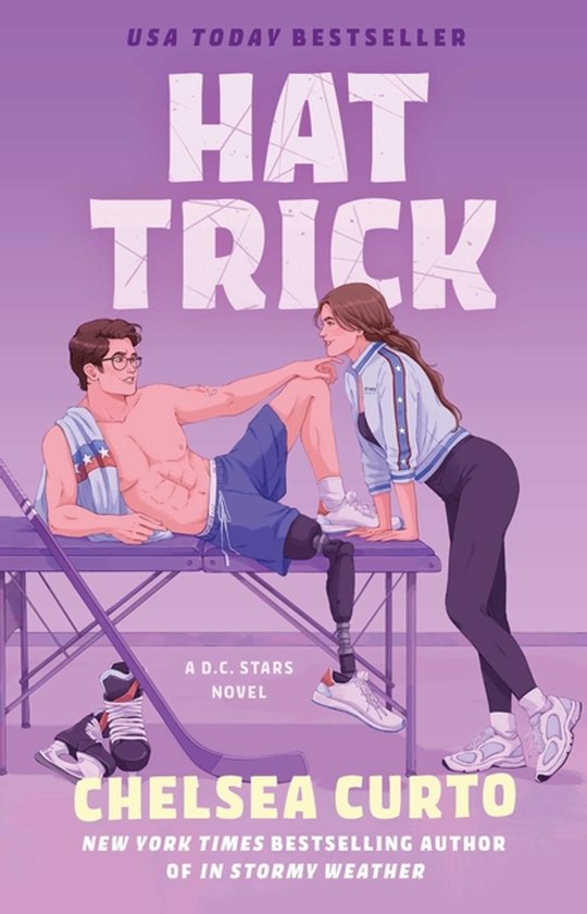 Couverture du livre 'Hat Trick' de Chelsea Curto. Un homme avec une prothèse est allongé sur une table, une femme se tient à côté. Le titre 'Hat Trick' est bien visible.